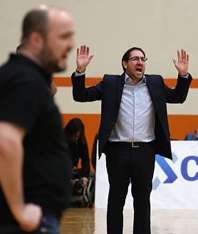 Imagen secundaria 2 - El Guuk Gipuzkoa más colectivo frena a los lobos