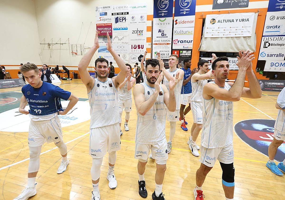 Oroz, sonriente, aplaude a los aficionados del polideportivo de Azpeitia al lado de De la Hera, Zubizarreta y Sollazzo.