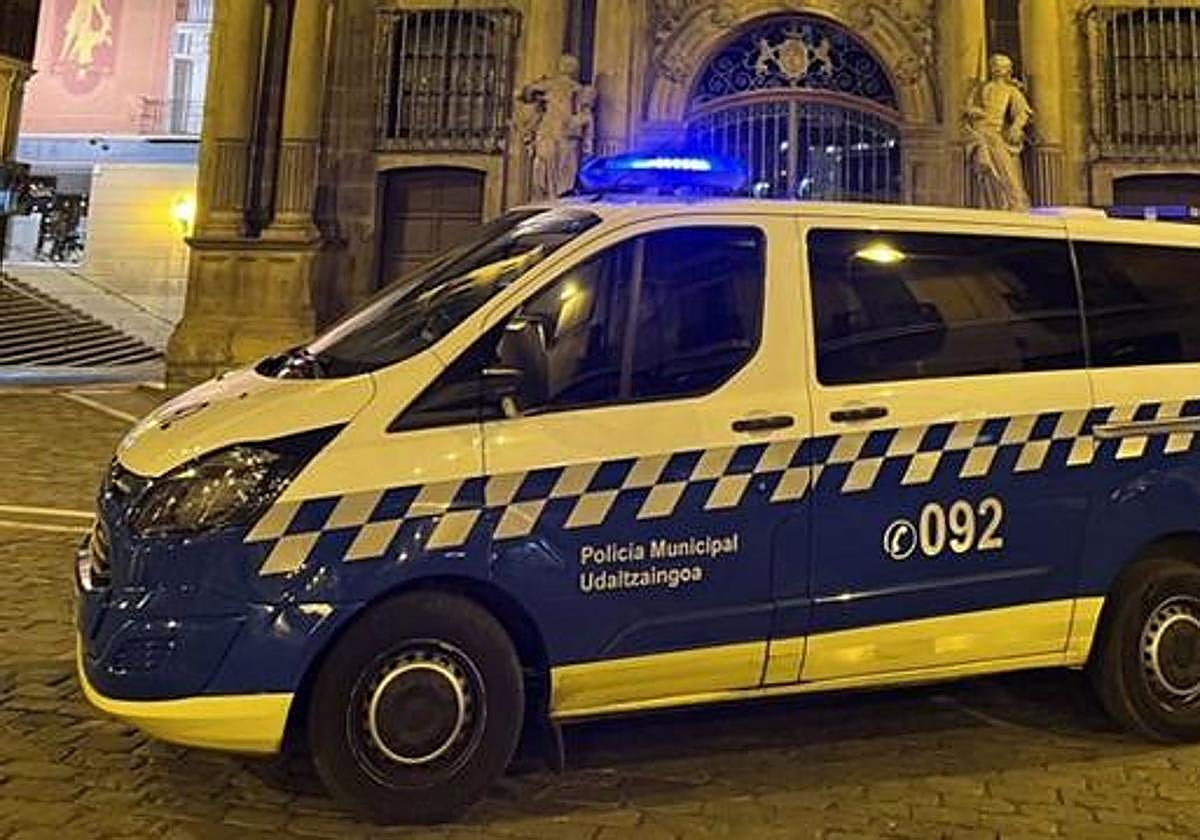 Un coche de la Policía Municipal de Pamplona, en la plaza Consistorial