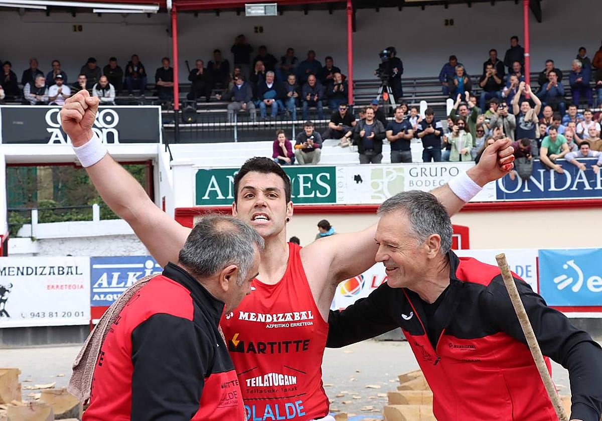 El beizamarra Eneko Otaño levanta los brazos tras imponerse en la apuesta de este domingo a Ugaitz Mugertza en la plaza de toros de Azpeitia.