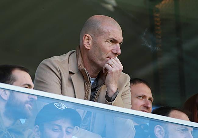 Zinedine Zidane, atento al juego en Ipurua.