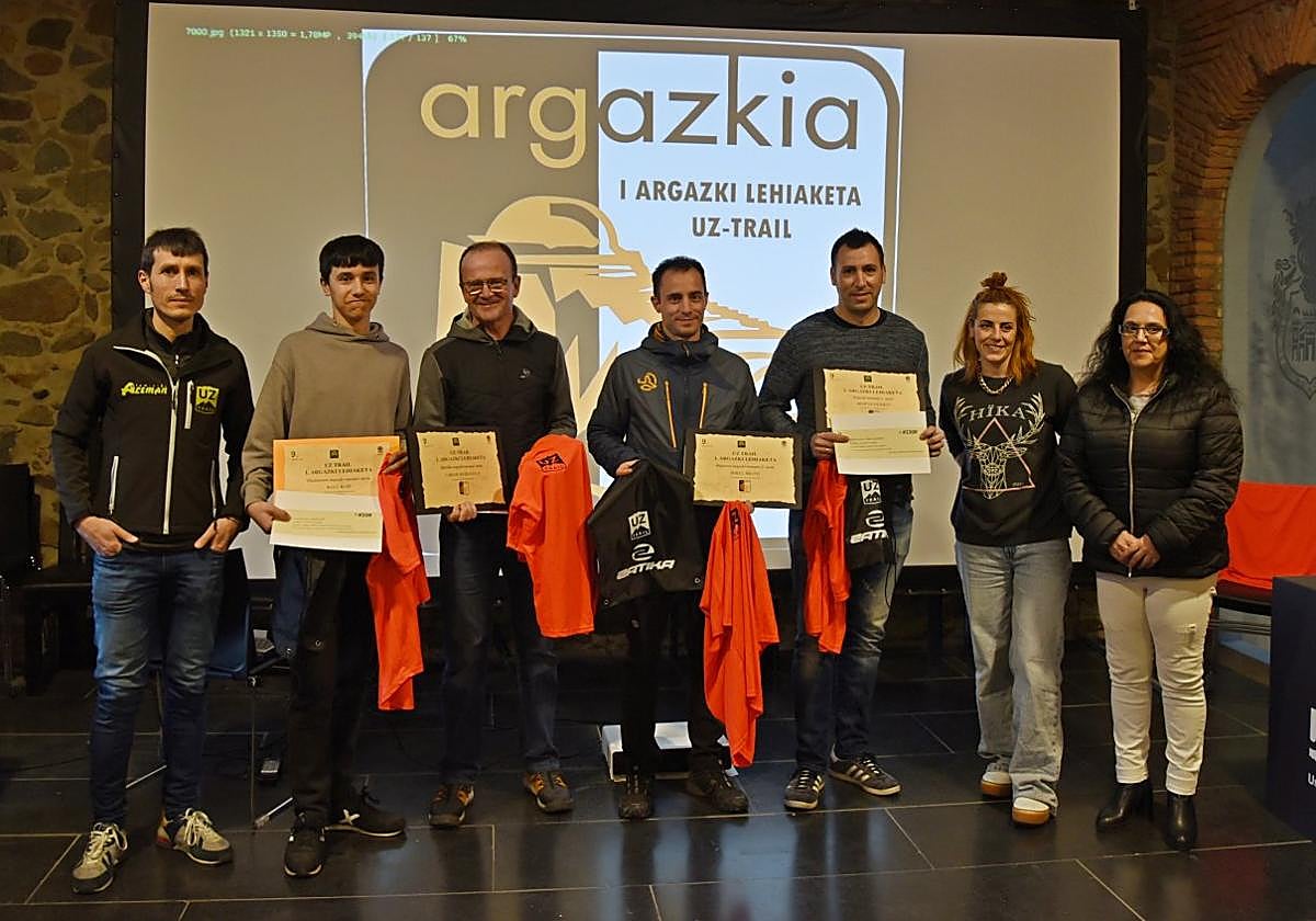 Entrega de premios del primer concurso fotográfico de la carrera de montaña UZ Trail, en el Portalón del ayuntamiento.