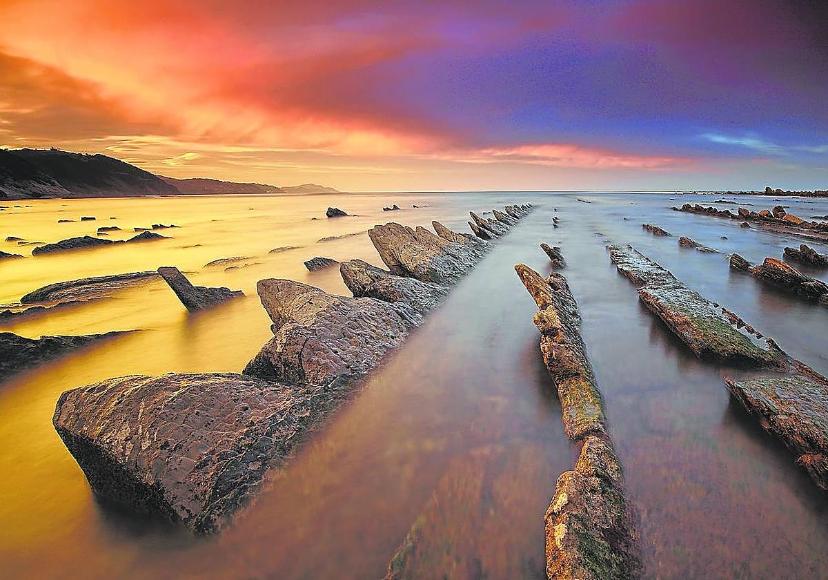 El Flysch de Bizkaia crea una alfombra mágica en las playas.