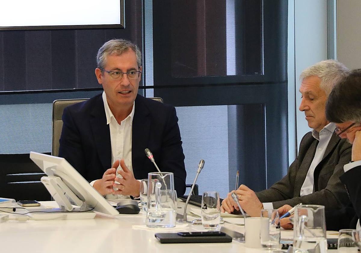 El diputado general Markel Olano durante su comparecencia de esta mañana en la comisión de Instituciones, Gobierno y Reglamento de Juntas Generales