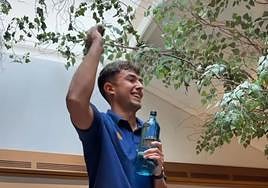 Martin Zubimendi, con la botella haciendo de micrófono, cantando la canción de 'Despechá' de Rosalía.
