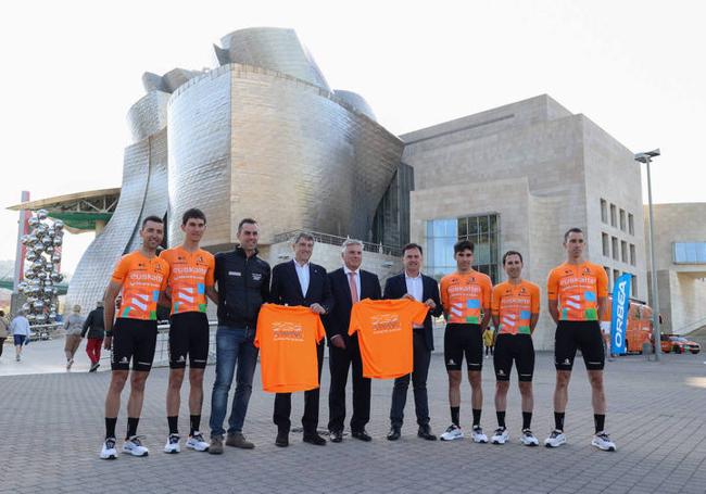 Presentación del siete de Euskaltel-Euskadi para la Itzulia en Bilbao.