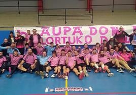 La familia rosa celebrando, en una foto conjunta, el ascenso logrado en el último partido de liga celebrado el pasado fin de semana en San Juan.