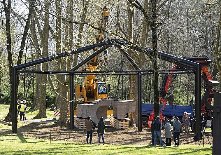 La pieza queda suspendida de esta estructura instalada en Chillida Leku.
