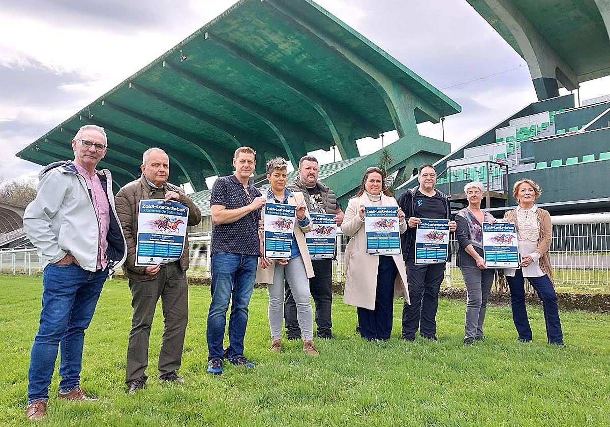 Comerciantes de Aterpea y miembros de la dirección del Hipódromo, en la presentación de la nueva campaña.