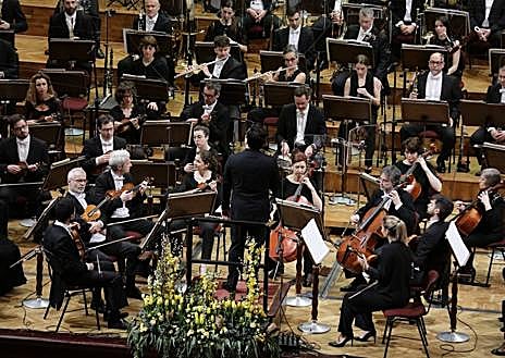 Imagen secundaria 1 - Euskadiko Orkestra culmina su debut polaco y se gana la ovación de Varsovia