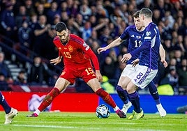 Merino trata de driblar a dos rivales durante el Escocia-España del martes