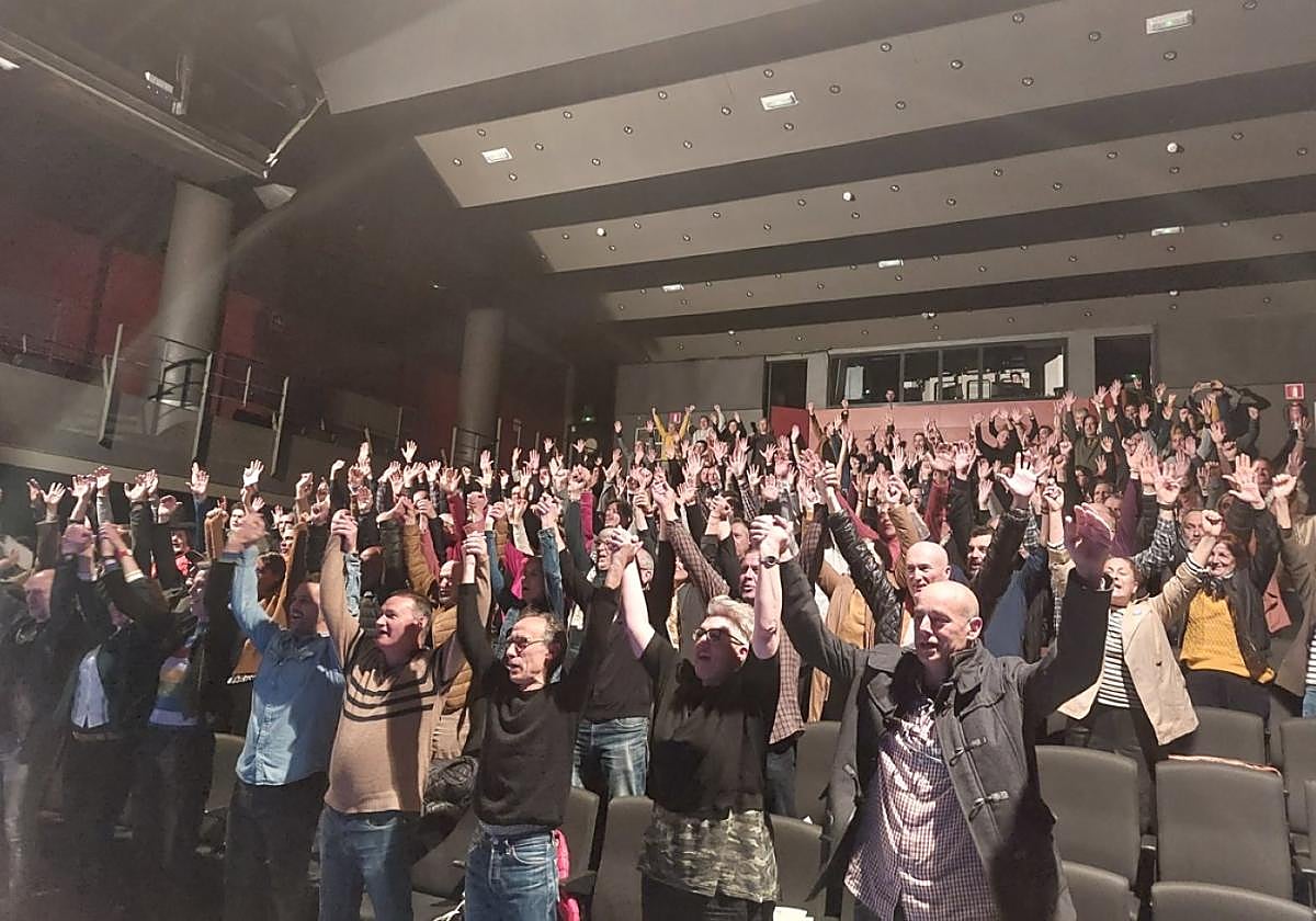 Vecinos errenteriarras presenciaron la puesta en marcha de la comunidad energética 'Ekiherri' en Niessen.