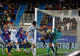 Gol de Nolaskoain en la ida ante el Oviedo tras un saque de esquina botado por Matehus.