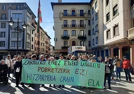 Las trabajadoras del Servicio de Ayuda a Domicilio de Zarautz han realizado diferentes movilizaciones.