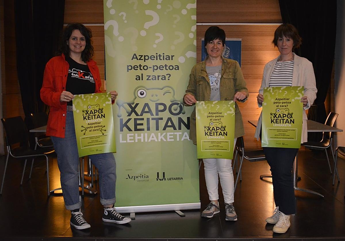 Eneritz Albizu eta Leire Goenaga udal arduradunak Leire Larrañaga Uztarriako kidearekin batera, aurkezpenean.