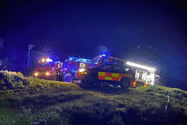 Los bomberos en el incendio de Zestoa este miércoles.