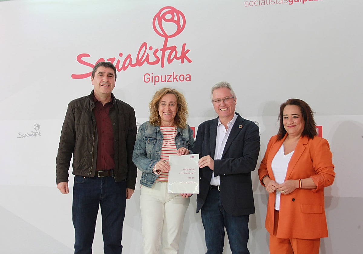 Los candidatos Albistegui, García Chueca, Asensio y Romero, este miércoles en la sede del PSE de Gipuzkoa.