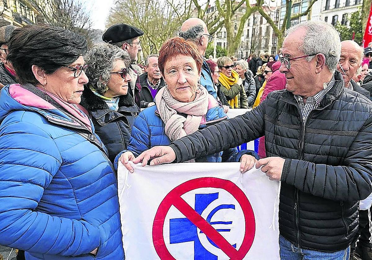 Manifestantes contra el desmantelamiento de Osakidetza.