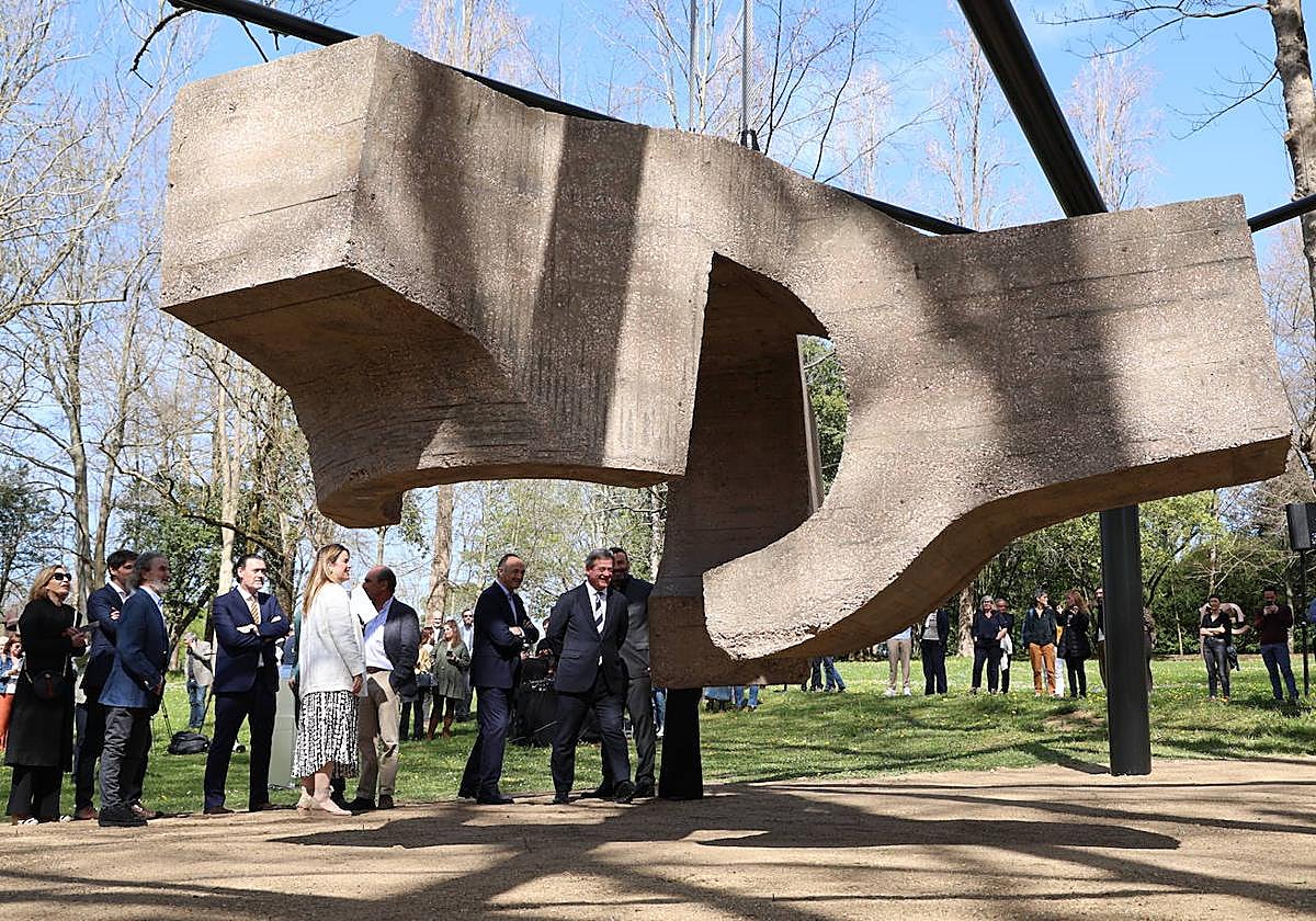La presentación de la escultura 'Lugar de Encuentros IV', en Chillida-Leku.