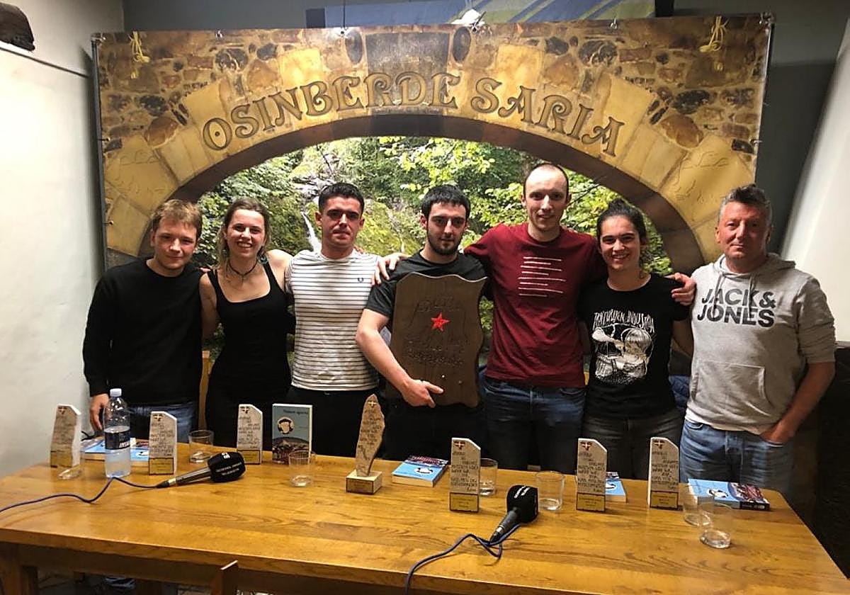 Iker Ormazabal, Ekhiñe Zapiain, Bittor Altube, Xabat Illarregi, Unai Izagirre eta Maddi Aiestaran sariketaren ostean.