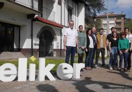 Representantes institucionales y municipales junto a agentes participantes en los proyectos, este jueves.