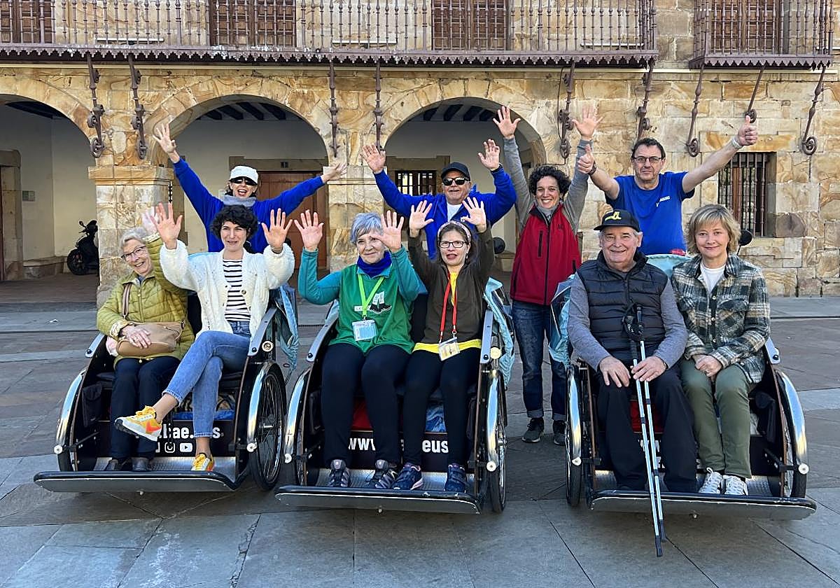 Los voluntarios de 'Bizikletaz Adinik Ez' junto a representantes del Ayuntamiento y componentes de LegazTipiTapa, este jueves por la mañana.