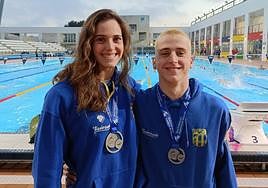 Amaia Cendoya e Iker Soto, del Bidasoa XXI, con sus medallas en 50 mariposa.