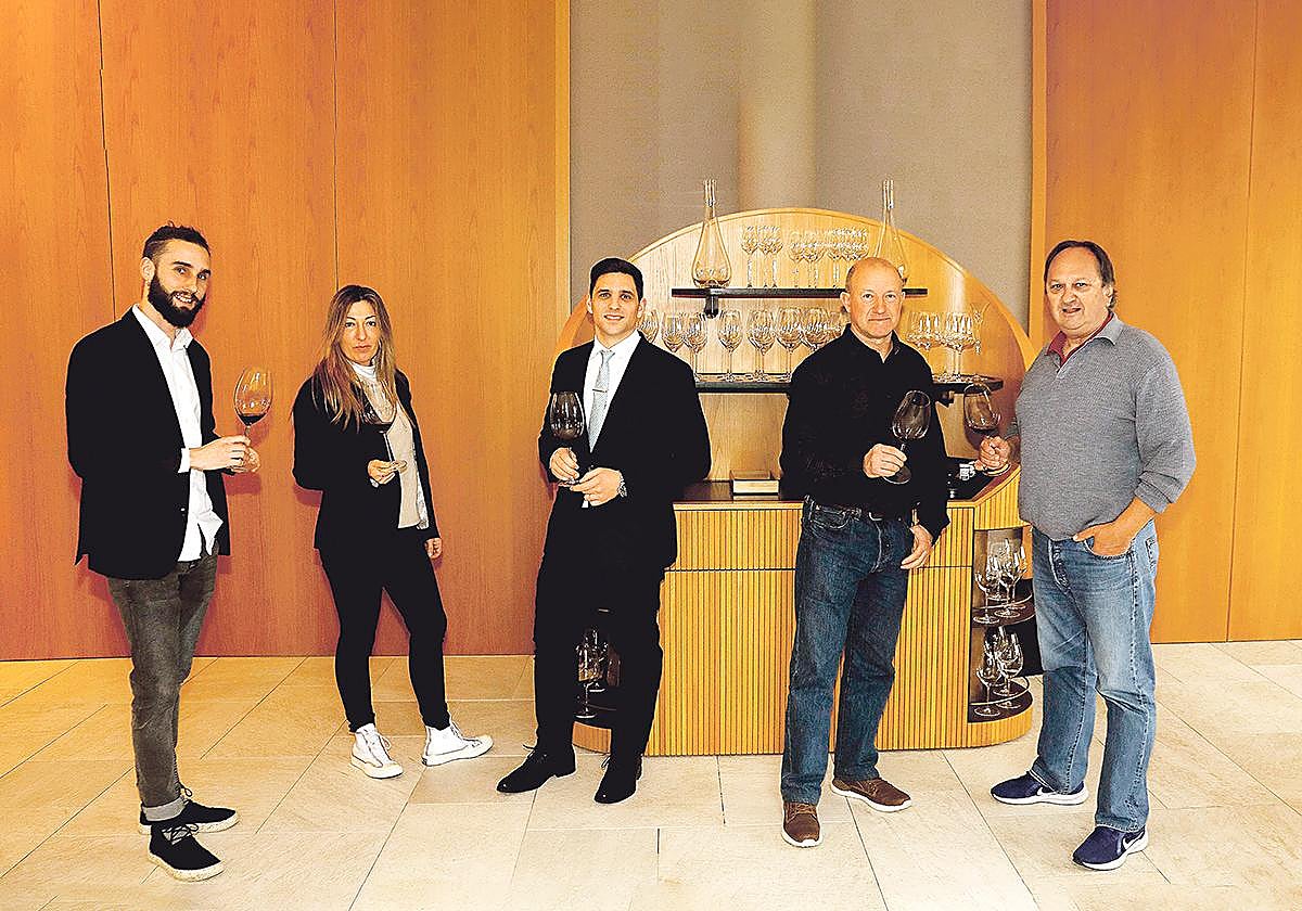 De izquierda a derecha: Aldo Rial (Mugaritz), Paula González (Akelarre), José Manuel Borrella (Martín Berasategui), Joxemi Ayerbe (Gandarias) y Juan Mari Humada.