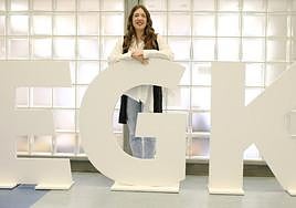 Maialen Olabe posa en la sede de Bilbao del Consejo de la Juventud de Euskadi.