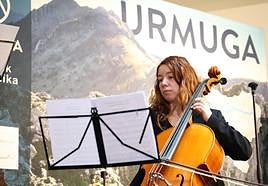 Una de las cellistas de la Orquesta Et Incarnatus durante el acto musical de presentación de esta cuarta edición del festival.