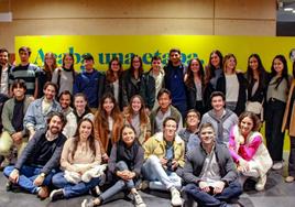 Foto de familia de alumnos de Tecnun en el interior de la facultad.