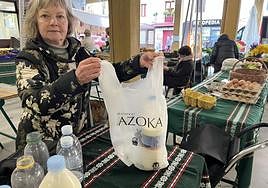 El Ayuntamiento ha repartido entre los productores y baserritarras bolsas compostables que serán repartidas este sábado en el mercado.