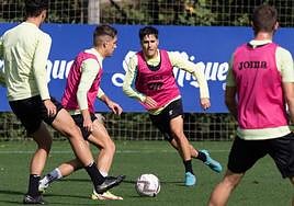 Álvaro Tejero trata de cortar el balón que conduce Corpas.