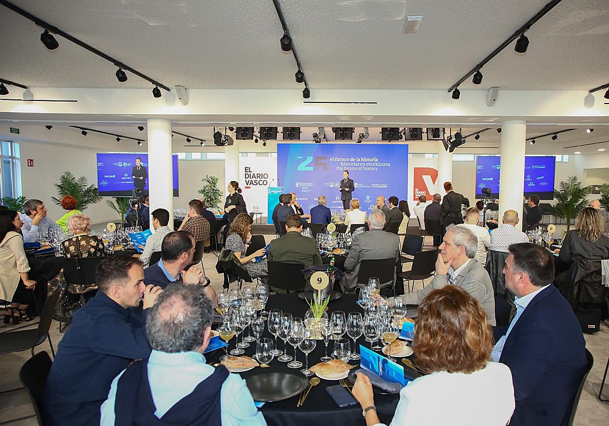 Vista general del DVGunea, convertido en un comedor para la ocasión.