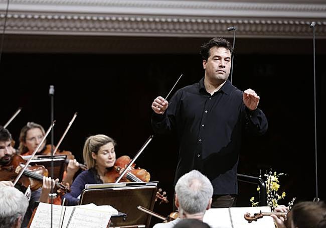 El maestro Robert Treviño en un momento de su actuación de ayer en Cracovia.