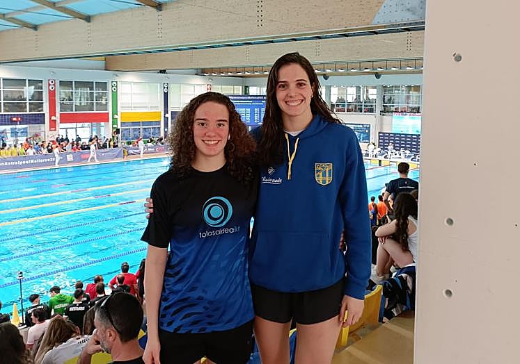 Nahia Garrido y Amaia Cendoya, en la piscina de Son HUgo en Marllorca.