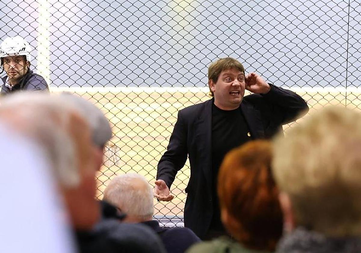 Un corredor canta las apuestas en el frontón de Galarreta, en Hernani.