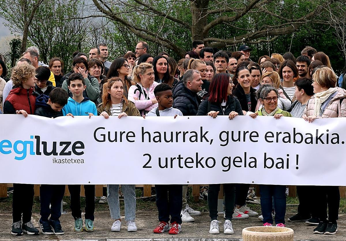Padres y alumnos del colegio Egiluze de Errenteria se concentraron el viernes.