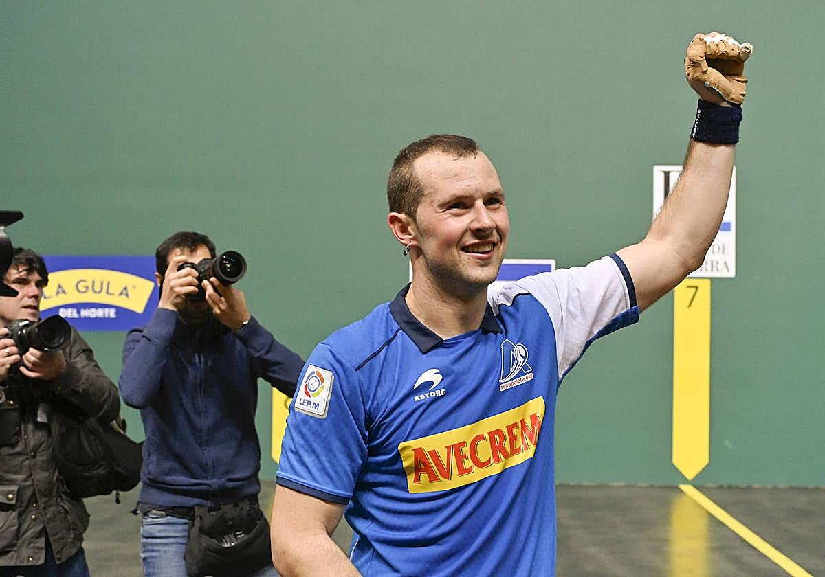 Aitor Elordi levanta el puño izquierdo en señal de victoria.