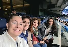 Maite Gartzia, Mariví Eizaguirre, Pilar Garrido y Miren Echeveste, ayer durante el derbi femenino en Anoeta.