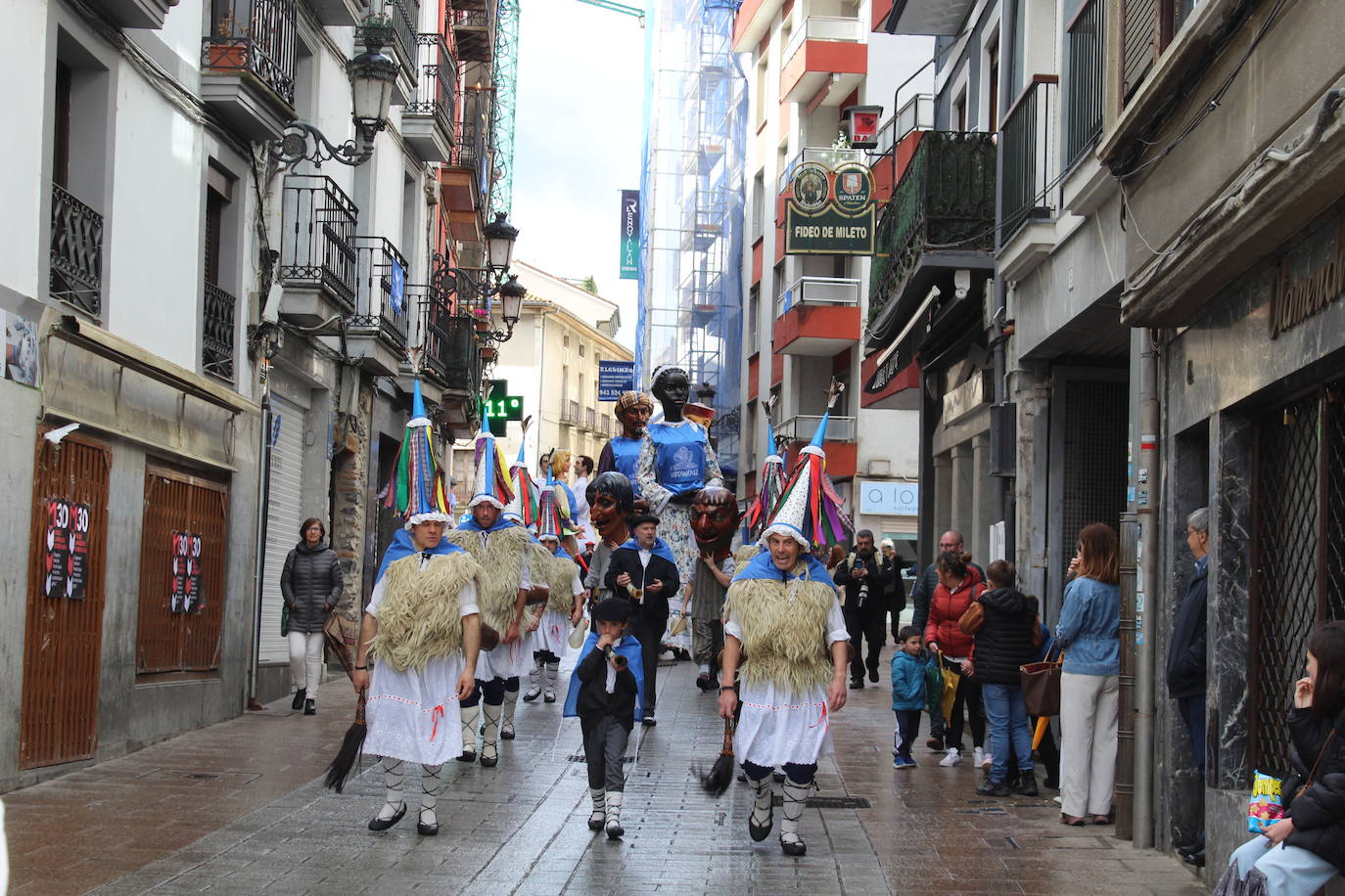 Una marea azul por las calles de Azpeitia