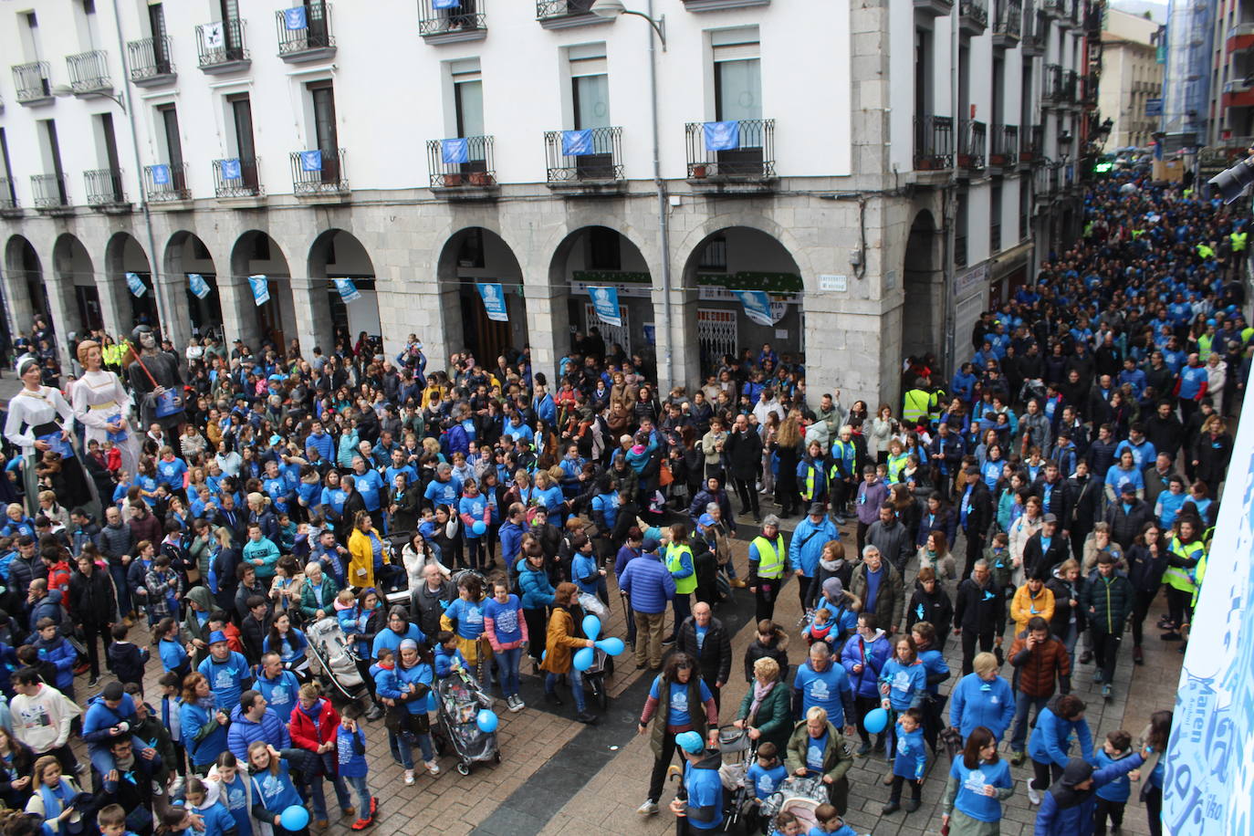 Una marea azul por las calles de Azpeitia