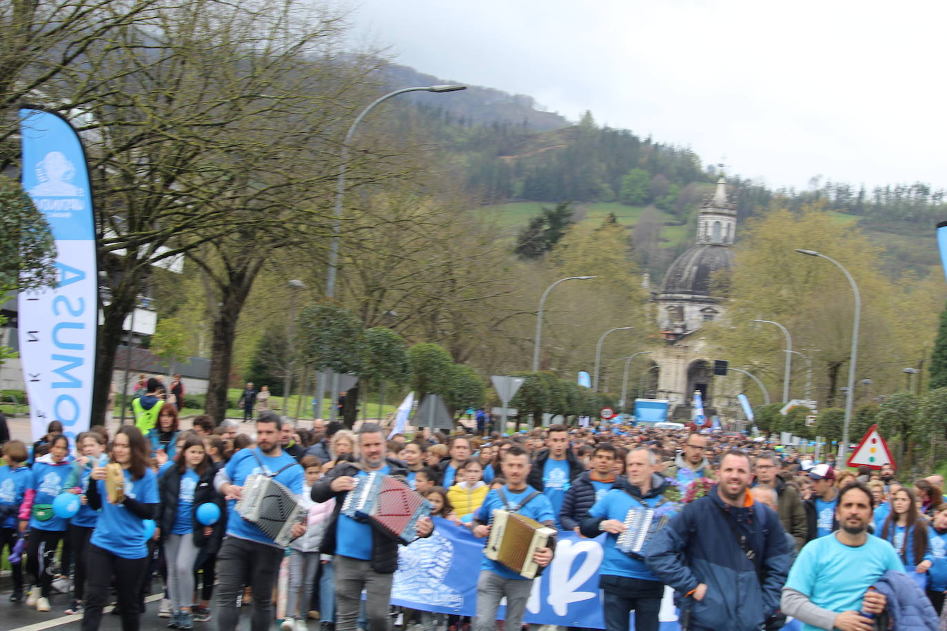 Una marea azul por las calles de Azpeitia