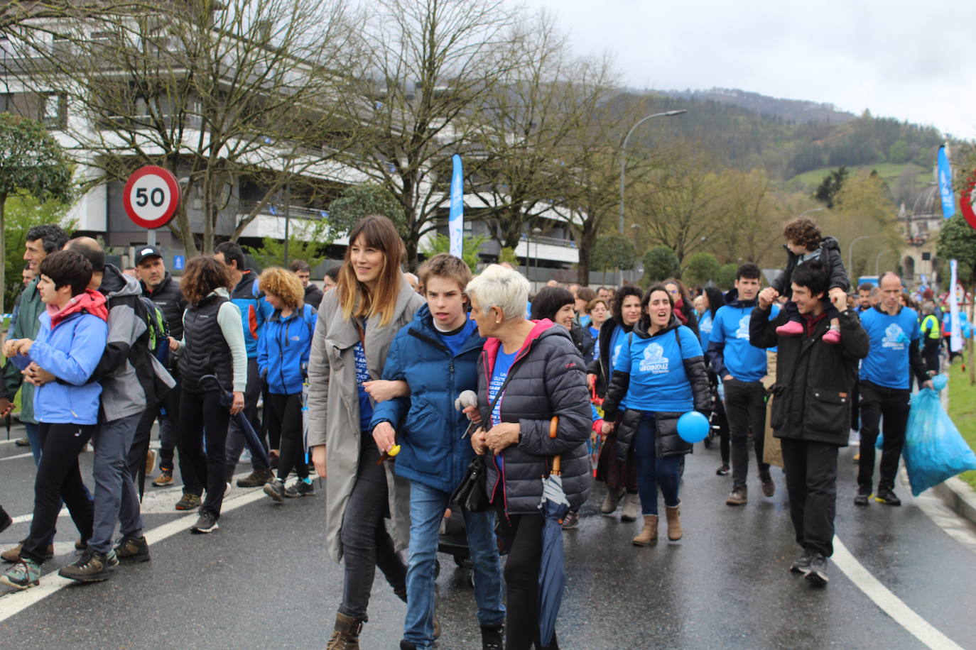 Una marea azul por las calles de Azpeitia