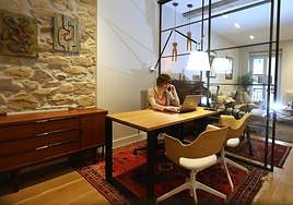 Nerea Barreiro trabaja tres días a la semana desde casa y acude otros dos días a la empresa.