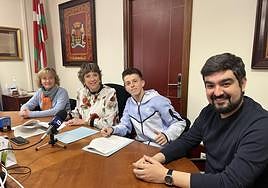 Firma del contrato de patrocinio entre el Ayuntamiento y Xabi Zurutuza, en la mañana de este lunes. La candidata Edurne González.