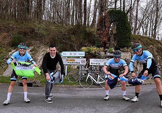 Ciclistas y técnicos del Eibar han acudido esta semana para ensayar sus ánimos a los cilcistas de la Itzulia en el punto más decisivo de la carrera, las rampas de Arrate.