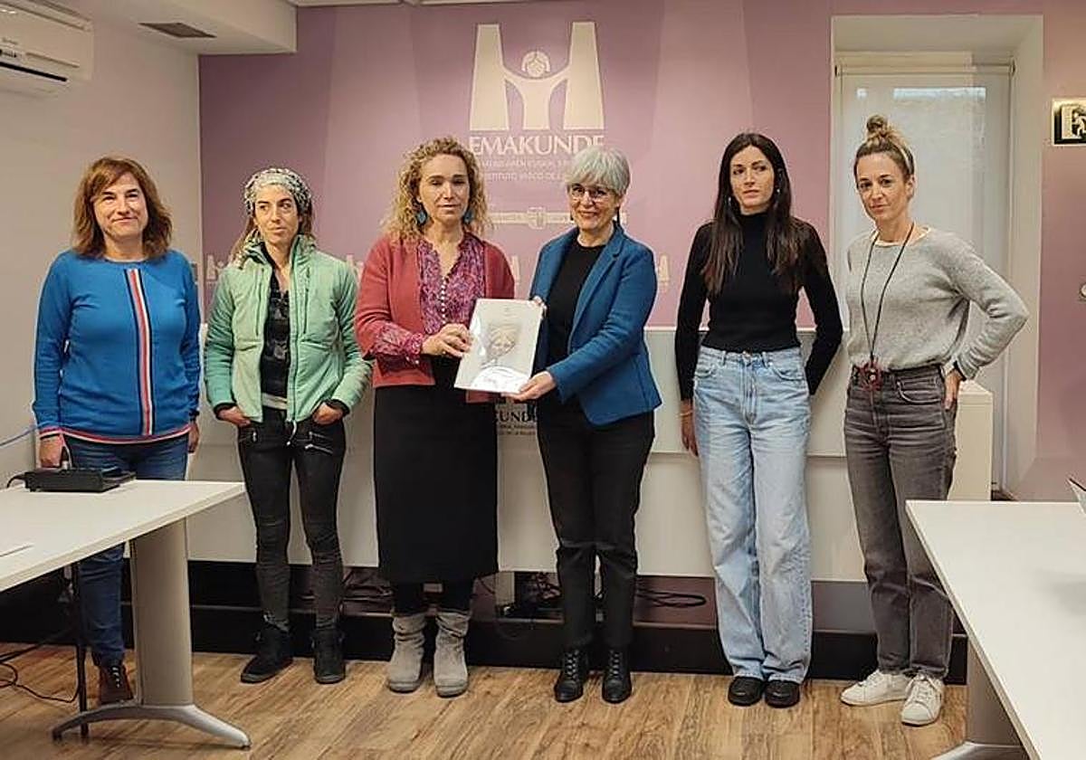 La directora de Emakunde, Miren Elgarresta, junto con Teresa Campos-López y el resto de autoras del estudio.