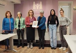 La directora de Emakunde, Miren Elgarresta, junto con Teresa Campos-López y el resto de autoras del estudio.