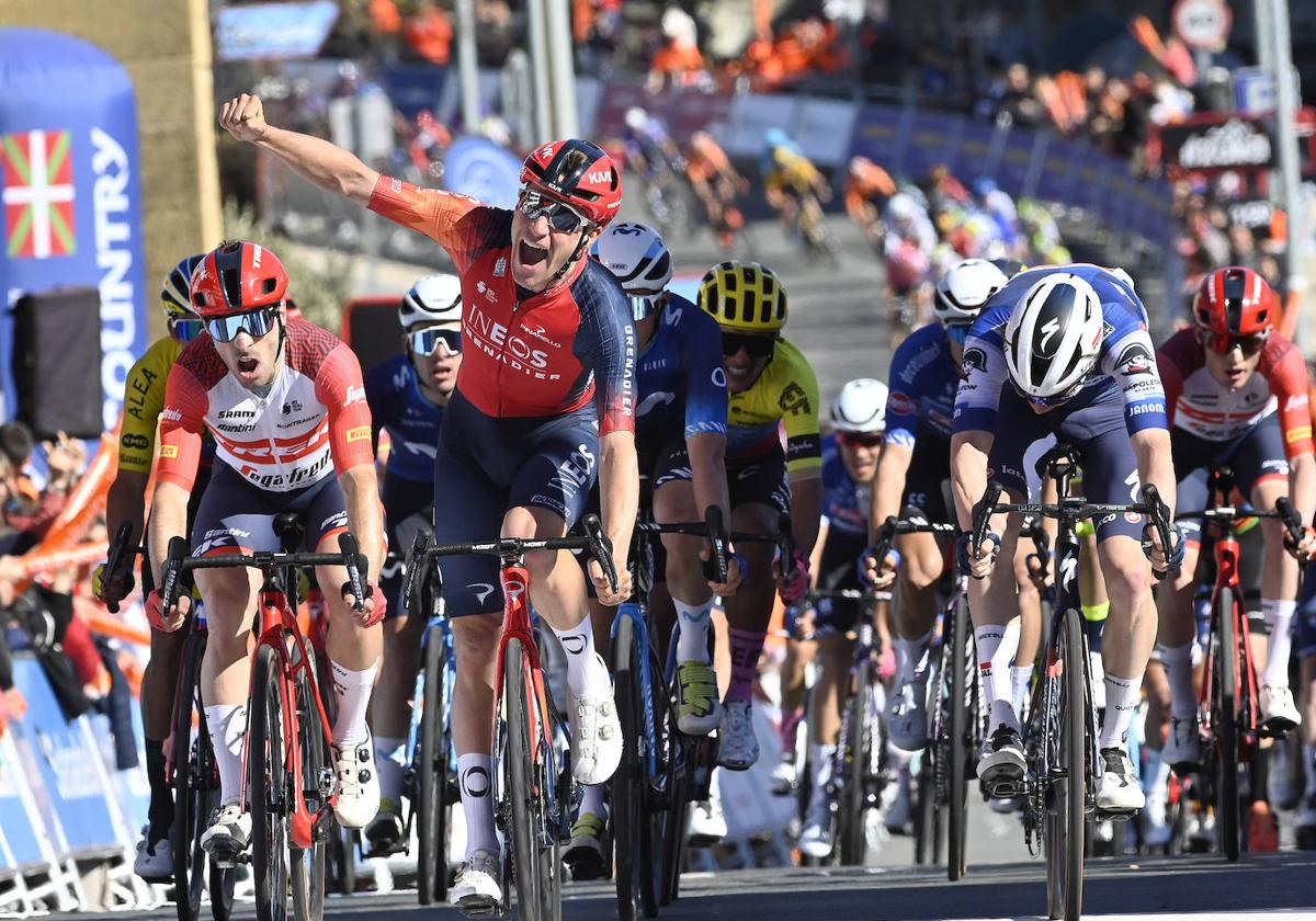 Ethan Hayter, ganador de la primera etapa de la Itzulia, celebra la victoria por delante de Schmid (derecha), Aberasturi (izquierda) y Aranburu (detrás).